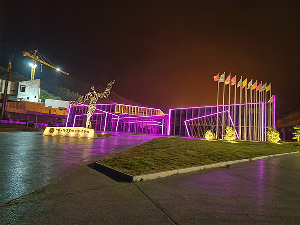 城市亮化是现代城市建设的重要组成部分，它不仅可以美化城市的夜景，还能提升城市的整体形象。随着科技的不断进步，城市亮化也得到了更多的关注和创新。本文将介绍一些关于城市亮化的创意和技术，帮助读者了解幸福路街道城市亮化的重要性以及如何进行幸福路街道城市亮化的规划和实施。